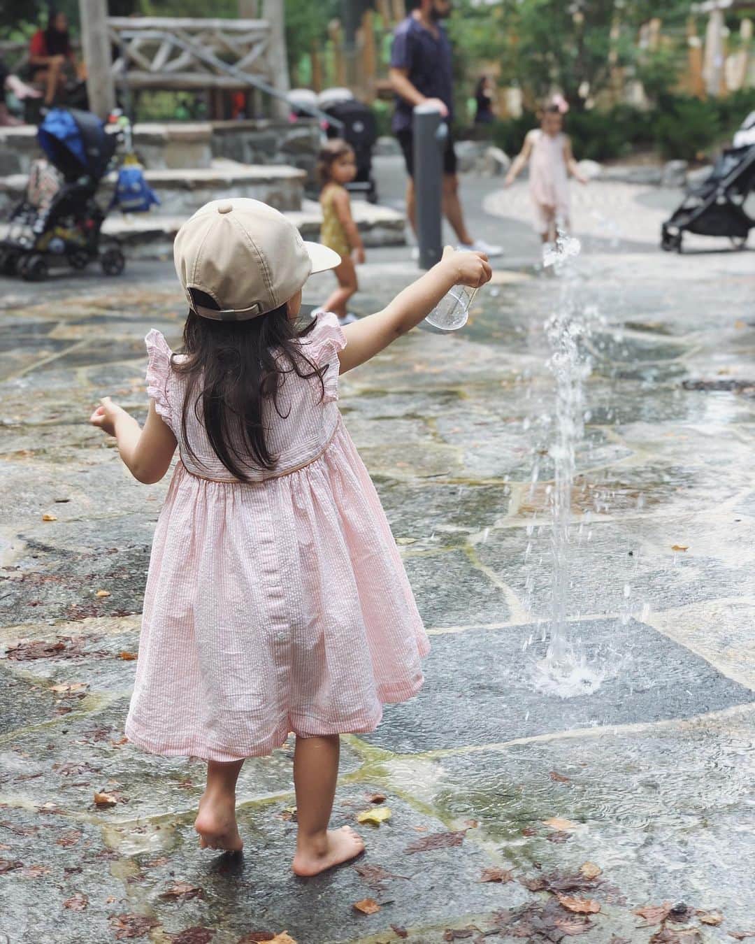 翁安芸さんのインスタグラム写真 - (翁安芸Instagram)「お水が出るところにカップを置いて待つ、、水が吹き出てカップがシューっと跳び上がるのを見て大喜び😄💓💓💓 #エンドレス #playground #newyork #ニューヨーク」7月15日 2時45分 - akinyc