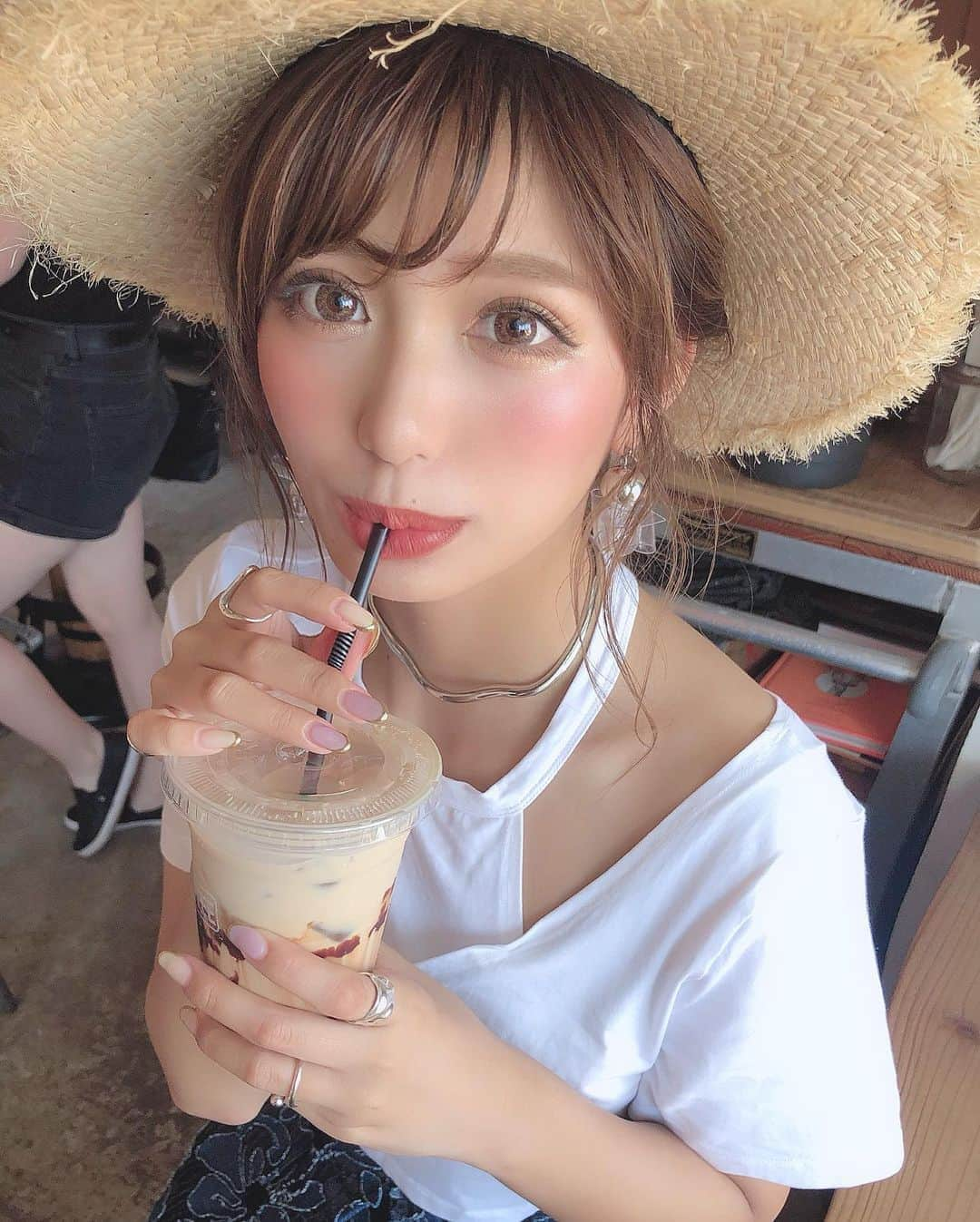 伊藤実祐さんのインスタグラム写真 - (伊藤実祐Instagram)「. . 夏が終わるその前に〜 夏らしい写真はUPしとかんな💨 . ん。まだ梅雨も明けてなければ 夏も始まってないけどな ( ᐛ👐🏽)パァ？ww 🍉 . . 2ヶ月前、沖縄行った時に かなこ に撮ってもろた写真🤳❤︎ . それぐらい写真が溜まっておる🤷🏻‍♂️ . . 加工で🥤が歪んでるのもご愛嬌...🤫💗笑笑。 . . #沖縄 #沖縄旅行 #沖縄料理 #沖縄カフェ #沖縄グルメ #アメリカンビレッジ #ジバゴコーヒー  #zhyvagocoffeeworks #旅行 #旅行コーデ #夏休み #麦わら帽子 #帽子 #夏祭り #アイメイク #カラコン #マツエク #TOKYOcreatist #伊藤実祐 #いとうみゆ #みゆちゃい . . 使い回しの効かなそーな、 これどこに着ていく？っていう ワンピースドレス👗ばっかーり チェックしてる今日この頃 🤔💭... #で ʬʬʬ .」7月14日 21時29分 - miyu.61