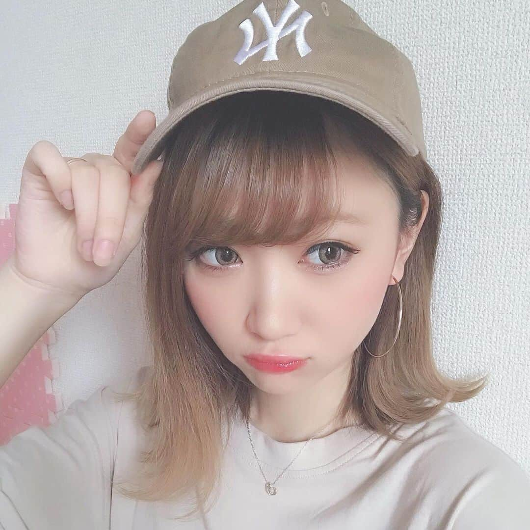 小倉里茉さんのインスタグラム写真 - (小倉里茉Instagram)「♡♡♡ . インスタで見て可愛い！欲しい！って思って @2884k さんで買ったNEW ERA cap🧢💕 . ニューエラって絶対自分のキャラじゃないって ずっと思ってたんやけどこのベージュが 可愛くて最近はカジュアルな服装が多いから 思いきって挑戦してみた😂ベージュ可愛い(TT)♥️ . 早速いっぱい被ってる🎶夏めっちゃ使うぞ〜☀️ ✓ ✓ #instagood #instalike #followme #l4l #like4like #newera #neweracap #ニューエラ #ニューエラキャップ #キャップコーデ #キャップ女子 #スニーカー女子 #プチプラコーデ #カジュアルコーデ #カジュアルファッション #お洒落さんと繋がりたい #りぱにゃん #りぱコーデ .」7月14日 21時24分 - __ripanyan___