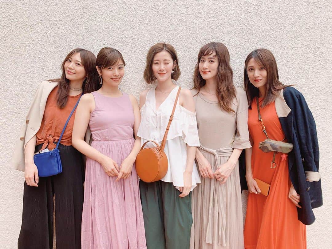 のインスタグラム：「昨日フリマに来てくださった皆さんありがとうございました✨ . 告知が直前になってしまったにも関わらず、沢山の方にお越しいただき嬉しかったです💕 途中雨も降ってきてしまったのですが、、 なかなか直接お会いしてお話しする機会もなかったので私たちもとっても楽しかったです！ .  初めてのフリマだったけど和気あいあいと充実した時間になりました🥰 今までたくさんお世話になった大切なお洋服を直接お譲りしてまた長く使ってもらえるのも嬉しい💓 . 次に開催するときはもう少し早く告知できるようにします、、😂（笑） . #thankyou#fashion#model#fleamarket#フリマ」