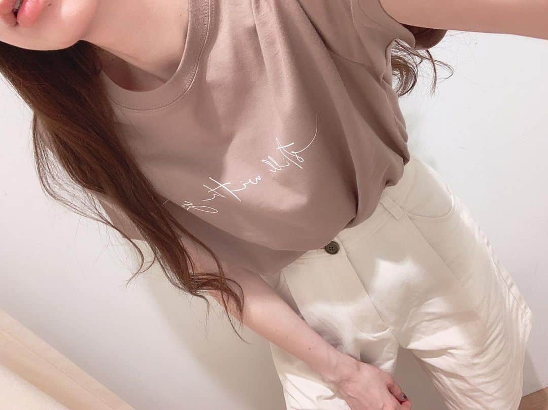のインスタグラム：「. 明日は3連休最終日、がんばりましょー✨ タイムセールも最後です🗣13時、17時お待ちしてます🙌🏽 , 写真は社販したTシャツ この色は完売してますがホワイトとブラックまだございます✔︎💓 . @ungrid_official #Ungrid#アミュプラザ博多」