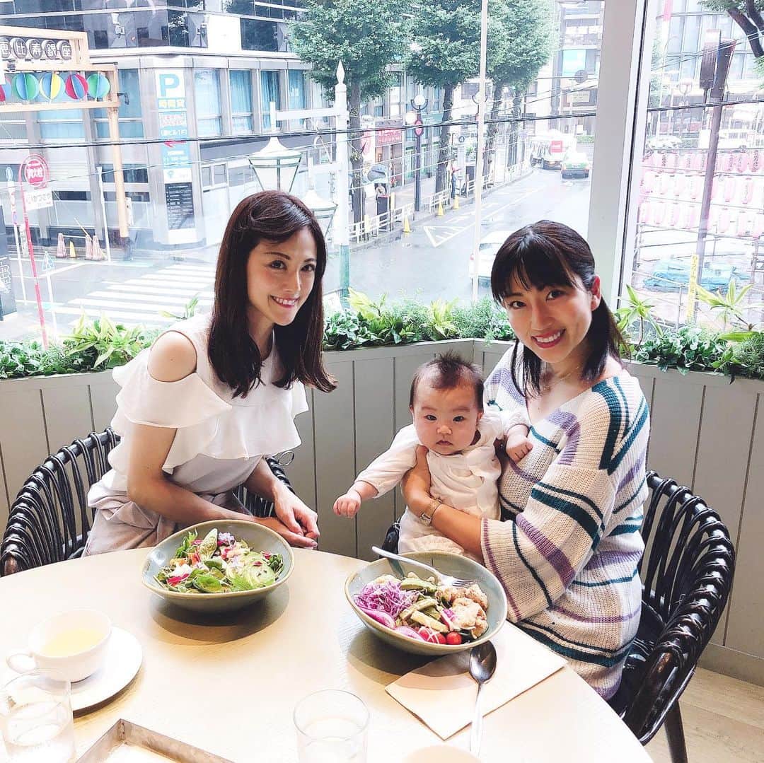 のインスタグラム：「今日は関西からもえ先生がももちゃんに会いに来てくれました🤗✨ ステキな絵本をプレゼントしてくれたよ^_^早速読んでみたら、真剣に聞いてくれた💕 そしてももちゃん、もえ先生の腕の中で眠ってくれ、そのままお家帰るまで寝てくれていたから助かりました。笑 そのあとは、まりおちゃんの赤ちゃんと小学生の息子さんを預かってました✨一気に子供が3人🤣 けどママが手伝ってくれて助かったぁー⭐︎ #コスメキッチンアダプテーション#恵比寿ランチ#生後3カ月#ももちゃんです🤗#生後2カ月#マリアちゃん#赤ちゃんのいる生活#寝顔は天使#可愛い#癒し#子育て#女の子ママ#新米ママ#ベビフル」