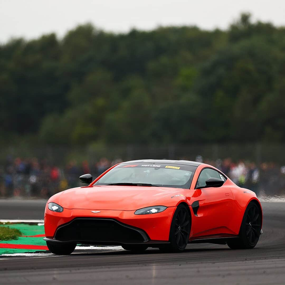 アストンマーチンさんのインスタグラム写真 - (アストンマーチンInstagram)「Kicking-off today’s action on #BritishGP race day.  Vantage is racing around the @silverstonecircuit for #F1PirelliHotLaps. #F1007 #LICENCETOTHRILL」7月14日 21時38分 - astonmartin