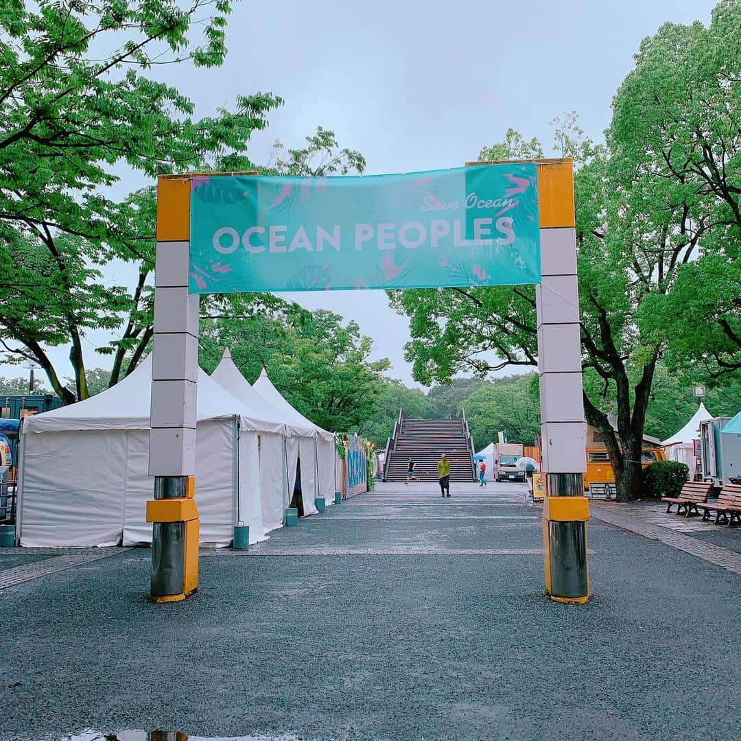 高松いくさんのインスタグラム写真 - (高松いくInstagram)「『OCEAN PEOPLES』 雨だったからこそ☔️ 行けました😊  真っ先に @prana_jp ブースへ❤️ My sustainableは 『暑ければ、呼吸で体を冷まし 寒ければ、呼吸法で温める。 夏は 呼吸法でクールビズです👍』 自分の体内温度調整を自分で管理。 Yogaを継続する事で出来る Sustainabilityと考えます。  真夏の都会の空の下、世界中のビーチマーケット＆ミュージックが大集合！  都会の真ん中で誰もが海と繋がりHAPPYになれる! それがOCEAN PEOPLES  海には、食、音楽、スポーツなど様々な文化があると共に、 海洋ゴミ、海面上昇など様々な環境問題を抱えています。 OCEAN PEOPLESでは、海を楽しみ、海を感じ、 海とつながるきっかけにあふれたフェスティバル🙌 By. @ocean_peoples HP * 🌈 来年も楽しみにしてます❤️ #oceanpeoples2019 #ocean #people  #prana #pranajapan #earth #ecofriendly #yoga」7月14日 21時30分 - iku_takamatsu_trip_sup_yoga