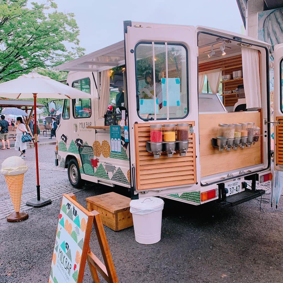 高松いくさんのインスタグラム写真 - (高松いくInstagram)「『OCEAN PEOPLES』 雨だったからこそ☔️ 行けました😊  真っ先に @prana_jp ブースへ❤️ My sustainableは 『暑ければ、呼吸で体を冷まし 寒ければ、呼吸法で温める。 夏は 呼吸法でクールビズです👍』 自分の体内温度調整を自分で管理。 Yogaを継続する事で出来る Sustainabilityと考えます。  真夏の都会の空の下、世界中のビーチマーケット＆ミュージックが大集合！  都会の真ん中で誰もが海と繋がりHAPPYになれる! それがOCEAN PEOPLES  海には、食、音楽、スポーツなど様々な文化があると共に、 海洋ゴミ、海面上昇など様々な環境問題を抱えています。 OCEAN PEOPLESでは、海を楽しみ、海を感じ、 海とつながるきっかけにあふれたフェスティバル🙌 By. @ocean_peoples HP * 🌈 来年も楽しみにしてます❤️ #oceanpeoples2019 #ocean #people  #prana #pranajapan #earth #ecofriendly #yoga」7月14日 21時30分 - iku_takamatsu_trip_sup_yoga