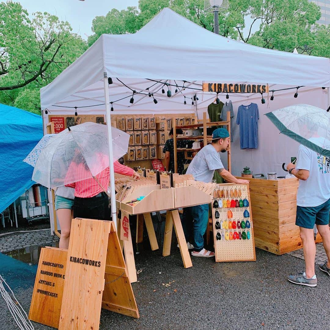 高松いくさんのインスタグラム写真 - (高松いくInstagram)「『OCEAN PEOPLES』 雨だったからこそ☔️ 行けました😊  真っ先に @prana_jp ブースへ❤️ My sustainableは 『暑ければ、呼吸で体を冷まし 寒ければ、呼吸法で温める。 夏は 呼吸法でクールビズです👍』 自分の体内温度調整を自分で管理。 Yogaを継続する事で出来る Sustainabilityと考えます。  真夏の都会の空の下、世界中のビーチマーケット＆ミュージックが大集合！  都会の真ん中で誰もが海と繋がりHAPPYになれる! それがOCEAN PEOPLES  海には、食、音楽、スポーツなど様々な文化があると共に、 海洋ゴミ、海面上昇など様々な環境問題を抱えています。 OCEAN PEOPLESでは、海を楽しみ、海を感じ、 海とつながるきっかけにあふれたフェスティバル🙌 By. @ocean_peoples HP * 🌈 来年も楽しみにしてます❤️ #oceanpeoples2019 #ocean #people  #prana #pranajapan #earth #ecofriendly #yoga」7月14日 21時30分 - iku_takamatsu_trip_sup_yoga