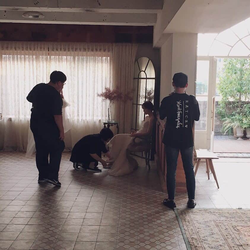 サラさんのインスタグラム写真 - (サラInstagram)「やっと韓国での前撮り終わりました〜〜😂 10時間かかったけど楽しかった！！ ちゃんとした写真は今度動画にするからお楽しみに⭐️ #韓国前撮り #前撮り #結婚式前撮り」7月14日 21時31分 - sara_parin