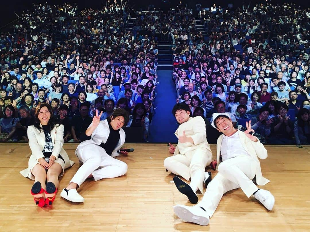 原口あきまささんのインスタグラム写真 - (原口あきまさInstagram)「「変人７」仙台公演、初日！大大大盛況✌️ 暴れました❗️笑  暖かいお客様に感謝∞❗️また、明日、変人の皆様、会場でお待ちしてます✌️ #電力ホール #変人７#記念撮影#ホリ#山本高広#ミラクルひかる#原口あきまさ#感謝∞#あーりーがーとーね〜！#また明日」7月14日 21時33分 - akimasa_haraguchi