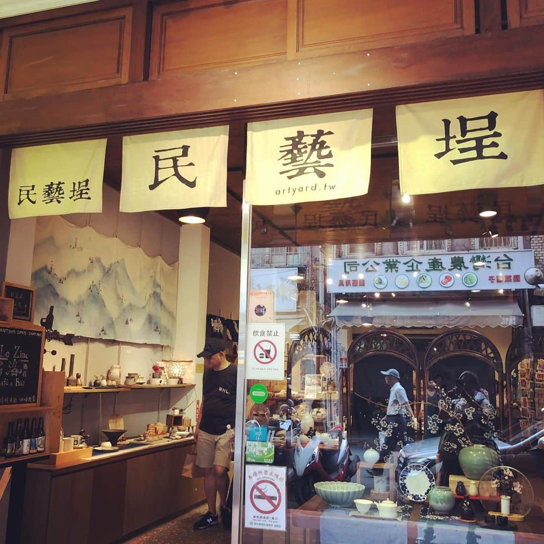 美甘子さんのインスタグラム写真 - (美甘子Instagram)「以前に台湾に来た時に、ヤンさんとハーリーちゃんに連れて行ってもらった、迪化街の茶藝館、民藝埕の2階の南街得意。台湾に来るたび、毎回来てます。好きなお茶を香りで選んで、お茶菓子とともにゆっくりティータイム。 #迪化街 #南街得意 #台湾」7月14日 21時38分 - rekish_mikako