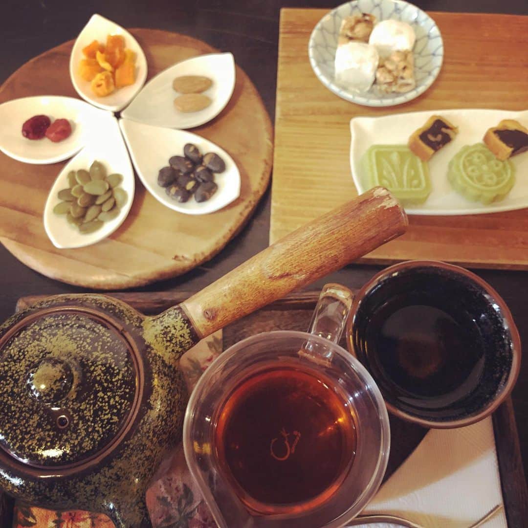 美甘子さんのインスタグラム写真 - (美甘子Instagram)「以前に台湾に来た時に、ヤンさんとハーリーちゃんに連れて行ってもらった、迪化街の茶藝館、民藝埕の2階の南街得意。台湾に来るたび、毎回来てます。好きなお茶を香りで選んで、お茶菓子とともにゆっくりティータイム。 #迪化街 #南街得意 #台湾」7月14日 21時38分 - rekish_mikako