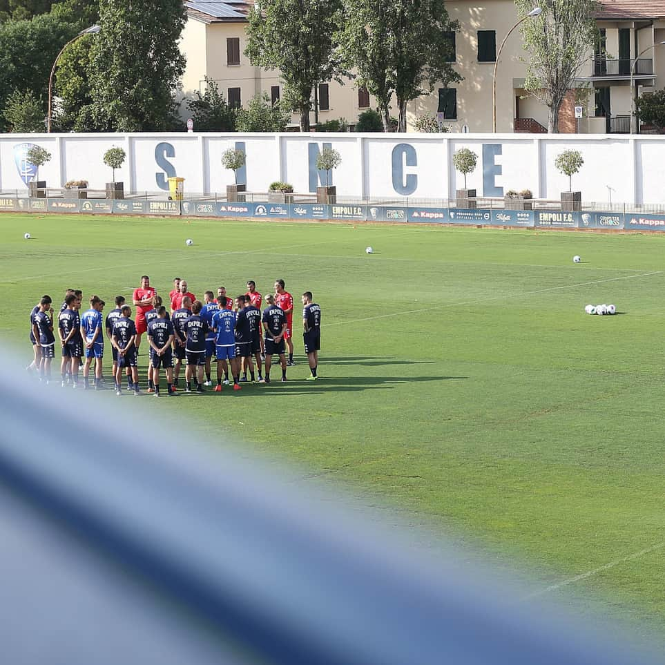 エンポリFCさんのインスタグラム写真 - (エンポリFCInstagram)「📸 Con la seduta di questa mattina si è chiusa la prima settimana di lavoro della formazione di mister Bucchi.  Gli azzurri torneranno in campo domani mattina, con ancora un doppio lavoro; martedì il primo test in famiglia con la seconda settimana che si chiuderà con l’amichevole di Montelupo (sabato ore 18.00)」7月14日 21時36分 - empoli_fc_official