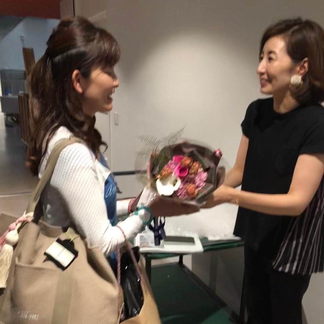 machi28777さんのインスタグラム写真 - (machi28777Instagram)「@talika_jp  タリカジャパンチームとして誇りを持つ✨﻿ ﻿ このメンバーで  @qvc_japan  を担当し9ヶ月経過…。 しっかりと魅力を伝え、結果を積み上げこれているようです。  いつも大らかにサポートして下さる @talika_jp  ダンディゼネラルマネージャー 新海さん、モニター  @tachi_nu  ゆきえさん、 @abricot2002147  あかのさん。﻿ ﻿ 私にとって、生放送の重みは言葉では説明できないほどで、毎回ど緊張するけれど、いつも空間作りからしてくれるこのチームだからこそクリアしてこれている涙﻿ 関わる全ての方々に感謝します。。 ﻿ ここからのご縁がずっとずっと続きますように✨﻿ ﻿ ﻿ 今日も完売ありがとうございました😊﻿ 本国パリにもいい報告ができます^_^  #talika #qvc #まつげ美容液 #ナチュラルビューティーアドバイザー #中島真知子 #完売御礼 #リポシルズアイラッシュセラムex ﻿ #チームワーク」7月14日 21時47分 - machi28777_