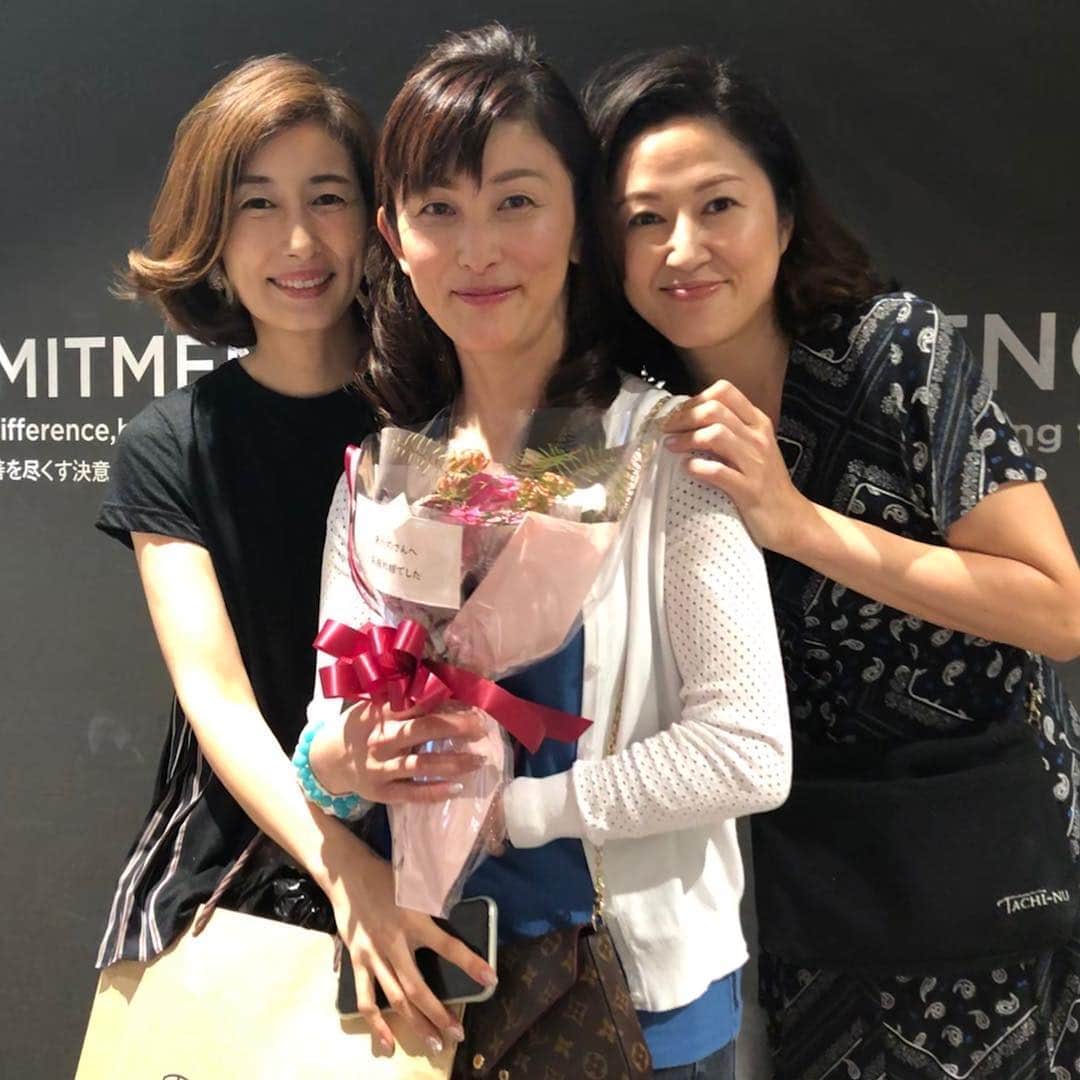 machi28777さんのインスタグラム写真 - (machi28777Instagram)「@talika_jp  タリカジャパンチームとして誇りを持つ✨﻿ ﻿ このメンバーで  @qvc_japan  を担当し9ヶ月経過…。 しっかりと魅力を伝え、結果を積み上げこれているようです。  いつも大らかにサポートして下さる @talika_jp  ダンディゼネラルマネージャー 新海さん、モニター  @tachi_nu  ゆきえさん、 @abricot2002147  あかのさん。﻿ ﻿ 私にとって、生放送の重みは言葉では説明できないほどで、毎回ど緊張するけれど、いつも空間作りからしてくれるこのチームだからこそクリアしてこれている涙﻿ 関わる全ての方々に感謝します。。 ﻿ ここからのご縁がずっとずっと続きますように✨﻿ ﻿ ﻿ 今日も完売ありがとうございました😊﻿ 本国パリにもいい報告ができます^_^  #talika #qvc #まつげ美容液 #ナチュラルビューティーアドバイザー #中島真知子 #完売御礼 #リポシルズアイラッシュセラムex ﻿ #チームワーク」7月14日 21時47分 - machi28777_