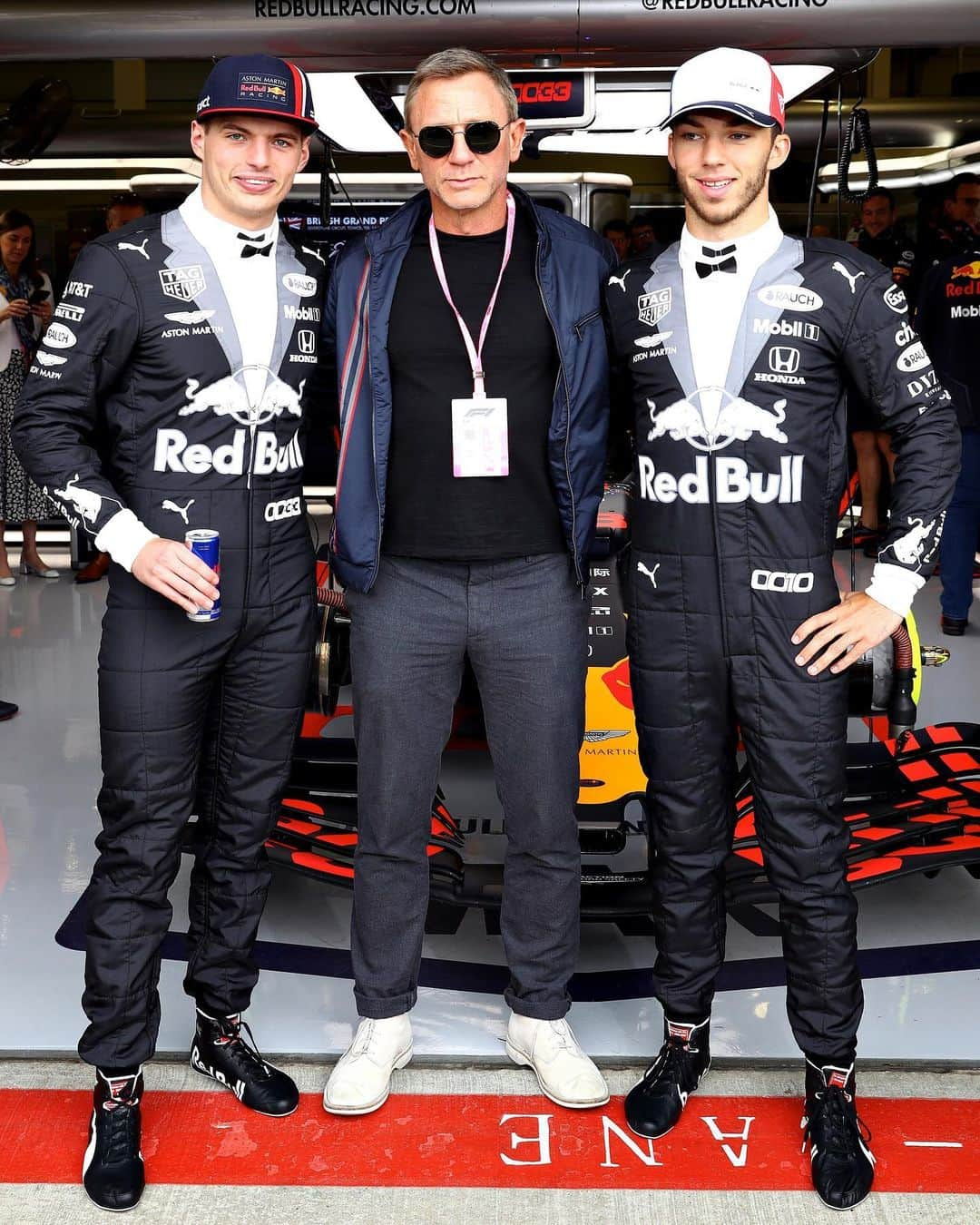 James Bond 007さんのインスタグラム写真 - (James Bond 007Instagram)「Daniel Craig meets @redbullracing drivers @maxverstappen1 and @pierregasly at the @F1 #BritishGP at #Silverstone #F1007」7月14日 21時46分 - 007