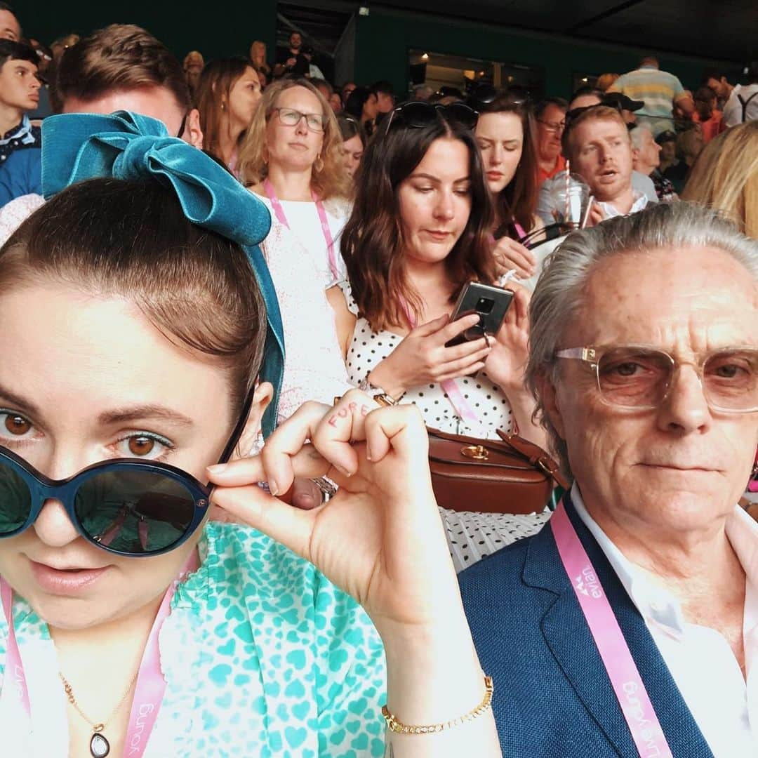 レナ・ダナムさんのインスタグラム写真 - (レナ・ダナムInstagram)「My father always told me he would kill to see the Finals at #Wimbledon. Luckily, he didn’t have to.. 🥳🎾(👗 by @rixo, shades @gucci, bow by Aphrodite herself...And thanks for the invite #Evian.)」7月14日 21時46分 - lenadunham