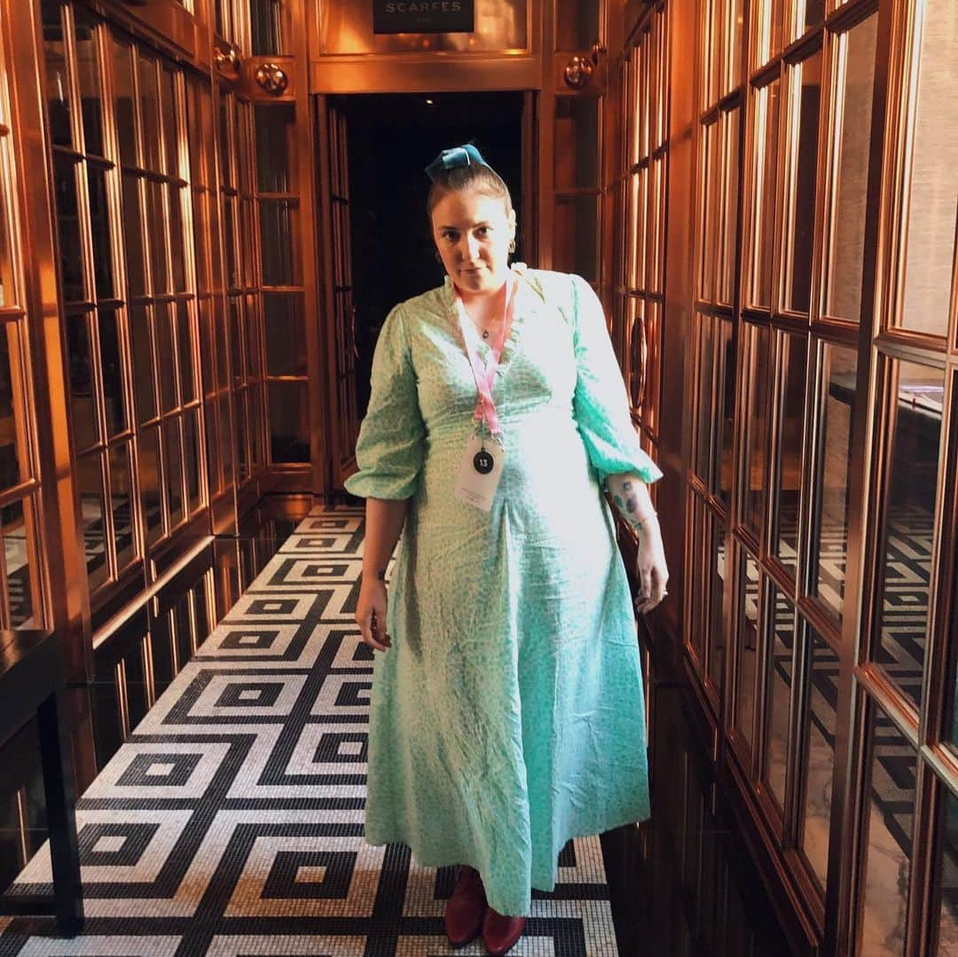 レナ・ダナムさんのインスタグラム写真 - (レナ・ダナムInstagram)「My father always told me he would kill to see the Finals at #Wimbledon. Luckily, he didn’t have to.. 🥳🎾(👗 by @rixo, shades @gucci, bow by Aphrodite herself...And thanks for the invite #Evian.)」7月14日 21時46分 - lenadunham