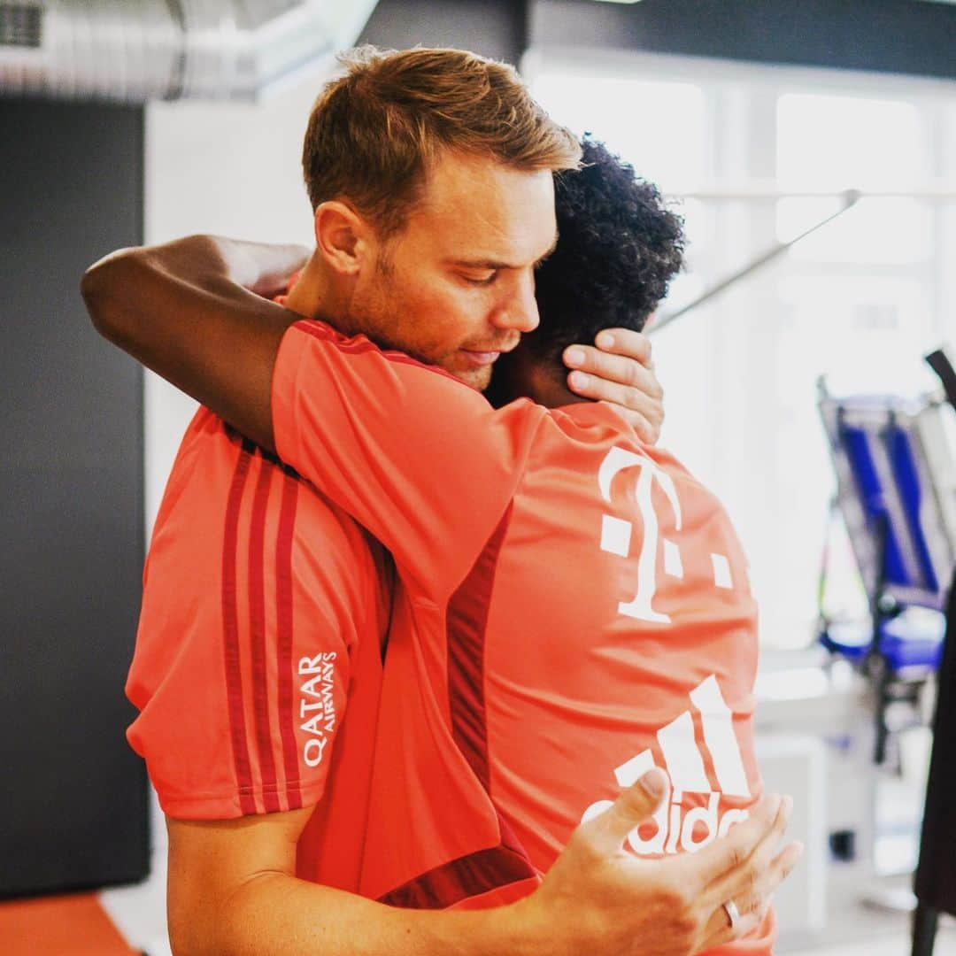 マヌエル・ノイアーさんのインスタグラム写真 - (マヌエル・ノイアーInstagram)「Back in our office @fcbayern ⚽️🔥」7月14日 21時40分 - manuelneuer