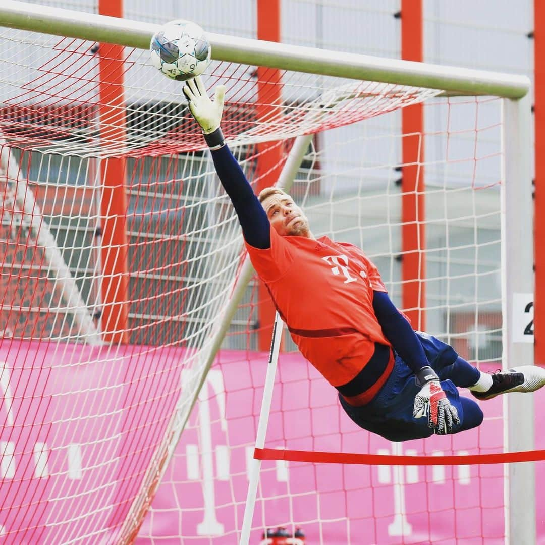 マヌエル・ノイアーさんのインスタグラム写真 - (マヌエル・ノイアーInstagram)「Back in our office @fcbayern ⚽️🔥」7月14日 21時40分 - manuelneuer