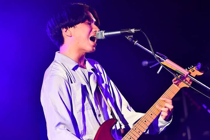 未確認フェスティバルのインスタグラム：「マイナビ未確認フェスティバル2019 LIVEステージ大阪大会‼️﻿ ゲストLIVEアクト マカロニえんぴつ先生🎸﻿ ﻿ リハの時点で大盛り上がり🙌﻿ 本番がはじまるとパンパンの会場全員がうねりをあげる🌊﻿ ﻿ Vo.Gt.はっとり先生も思わず、﻿ 「元気だなー！！」﻿ ﻿ 「前身の『閃光ライオット』に応募したんだけど、﻿2次で落ちてしまいました。﻿あの時の悔しさをこのステージで出し切ります。」﻿ ﻿ さらにギアが上がり、会場も大爆発💥💥💥﻿ ﻿ 「19歳でマカロニえんぴつを結成し、﻿ 続けていると色んなことが変わります。﻿ ﻿  でも変わらないことはひとつだけ。﻿ 届けたい人がいるから続けられてます。﻿ ﻿  一生、青春していきます。﻿ 一緒に青春していきましょう。」﻿ ﻿ ずっと手を挙げ続けていたキミ。﻿ 後ろで体を揺らしながら聴いていたキミ。﻿ 最前列で泣きながら一緒に歌っていたキミ。﻿ ﻿ キミたちがいる限り、﻿ マカロニえんぴつ先生の音楽は続いていく。﻿ ﻿ M1.洗濯機と君とラヂオ﻿ M2.ブルーベリー・ナイツ﻿ M3.青春と一瞬﻿ ﻿ #未確認 #マイナビ未確認フェスティバル2019 #ライブステージ #マカロニえんぴつ #MusicClubJANUS #夏フェス #音楽 #10代アーティスト#大阪 #osaka #入場無料」