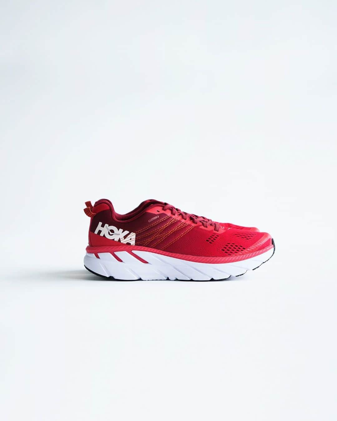 EDIFICEさんのインスタグラム写真 - (EDIFICEInstagram)「【HOKA ONE ONE - CLIFTON 6 - 】﻿﻿﻿﻿ ﻿﻿ ランナーの常識を変えるシューズ、CLIFTONの最高の特性を引き継ぐ最新モデル「CLIFTON6」が待望の入荷です。﻿ ﻿ 柔らかさと軽さを完璧に兼ね備えたCLIFTON6は、さらに走り心地をスムーズに、フィットを快適にするとともに、アッパーのステッチデザインが重量を増すことなく安定性を高めました。﻿ ﻿ ・軽量で通気性に優れたエンジニアーどメッシュ・ステッチによる補強が厚みを抑え、サポートと中足部の安定性を向上﻿ ・耐久性が強化されたアイレット﻿ ・かかと付近から始まるメタロッカーでスムーズな走りを実現﻿ ・EVAミッドソールはHOKA ONE ONEの最大の特徴である極上のクッション性を発揮﻿ ・ヒール部分の傾斜が滑らかで、自然なかかと着地を促す﻿ ・接地面の多いフラットウエスト構造で高い安定性を発揮﻿ ・接地面が多い構造でHOKA ONE ONE(R)特有の高い安定性を発揮・重量を軽減するため、地面と接触が多い部分にのみラバーを搭載﻿ ﻿ 特徴的な見た目とデザインからブランドのアイコニックなアイテムとして、ランニングシューズとしてのみならず、デイリーにも使えるプロダクトとして目が離せない一足です。 ﻿ ﻿﻿﻿﻿ ﻿﻿﻿﻿ ﻿﻿ Shoes : 【HOKA ONE ONE】¥15,000+tax 発売中﻿﻿ ※RED、BLUEカラーは、新宿店、名古屋パルコ店のみの展開となります。 ﻿﻿﻿ ﻿﻿﻿﻿ ﻿ ﻿ ﻿ ﻿ ﻿ ﻿ ﻿ ﻿ ﻿﻿﻿﻿ ﻿﻿﻿﻿ #edifice #hokaoneone #evamidsole #roadshoes #cliftomw6 #runningshoes #shoesaddict #shoestagram #kicks #kickstagram #shoeslovers #shoesaholic #shoefashion #sneakeraddict #sneakerheads #mensshoes #mensfashion #mensstyle #menwithclass #menwithstyle #dapper #dapperman #dapperstyle #エディフィス﻿ #ホカオネオネ」7月14日 21時41分 - edifice.jp