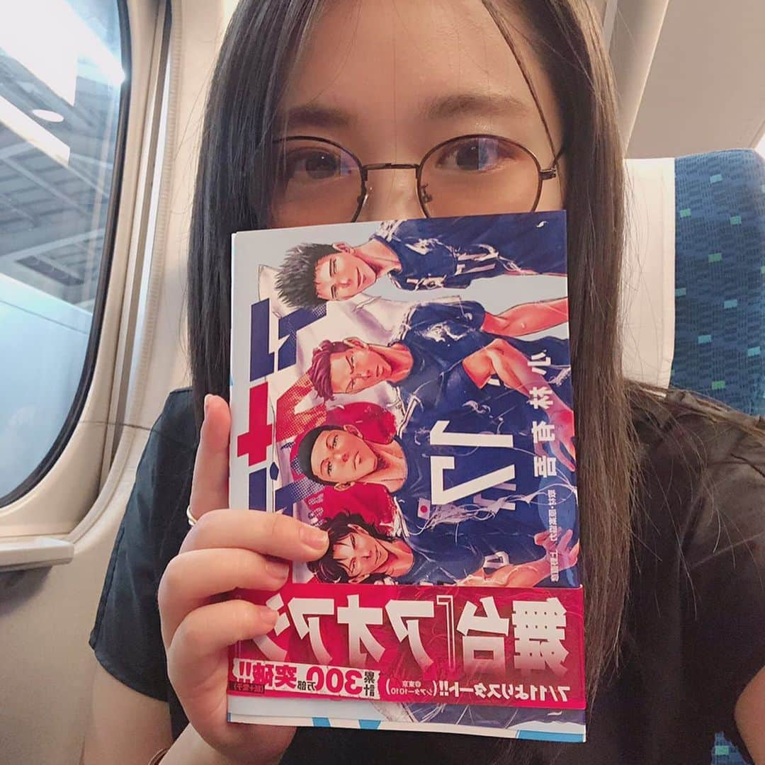 大原優乃さんのインスタグラム写真 - (大原優乃Instagram)「私の１番好きな漫画。 『アオアシ』の最新刊を読んで 先生からのサプライズにビックリ… 私の名前‘‘YU-NO’’という文字が！！ ㅤㅤㅤㅤㅤㅤㅤㅤㅤㅤㅤㅤㅤ アオアシの 熱く、真っ直ぐなストーリーに いつも心を奪われ勇気を貰っています。 ㅤㅤㅤㅤㅤㅤㅤㅤㅤㅤㅤㅤㅤ 小林先生に また１つ宝物を頂きました。 写真は許可を得て載せさせていただきます。 本当に有難うございます🥺✨」7月14日 21時42分 - yuno_ohara