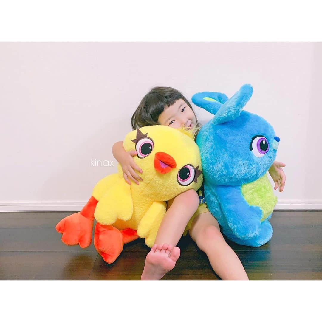 kinaxのインスタグラム：「. good night✨🌙 . . 今日は1日雨降りだったけど みんなで #toystory4 を観に🎬 . むちこさんも最後までちゃんと座って観て とっても楽しかったー♡ . . 映画館ってゲームセンターが併設してる事が 多い気がするのだけど 今日も罠にかかって ダッキー&バニーをゲットしてきたよ🐤🐰 . むちこさんはダッキーの方がお気に入りな様子ʕ •́؈•̀ ₎♡ . よかったねぇ♡ . . 話はちょっと変わって まだオムツなむちこさんに この前普通のパンツを履かせて トイレに行きたくなったら教えるんだよ、って言ったら しばらくして早速「まーまーー」ってモジモジしてるから 急げ急げーってトイレに🚽💨 . . なんかあっさりオムツ外れそうだな、と思いながら ちゃんと教えられて偉いねぇー 出たかなー？って聞いたら 「ぷぅでた！」 だってʕ •́؈•̀ ₎笑笑 . かわゆいなぁもうʕ •́؈•̀ ₎♡ . . みんなも楽しい夢みてね♡ . #親バカ部 #kinaxちびっこs #ダッキーバニー #ちょっとでかい #UFOキャッチャーじゃなく #紐を切るタイプのやつでGET #なんていうんだろうあれ 2019/07/14」