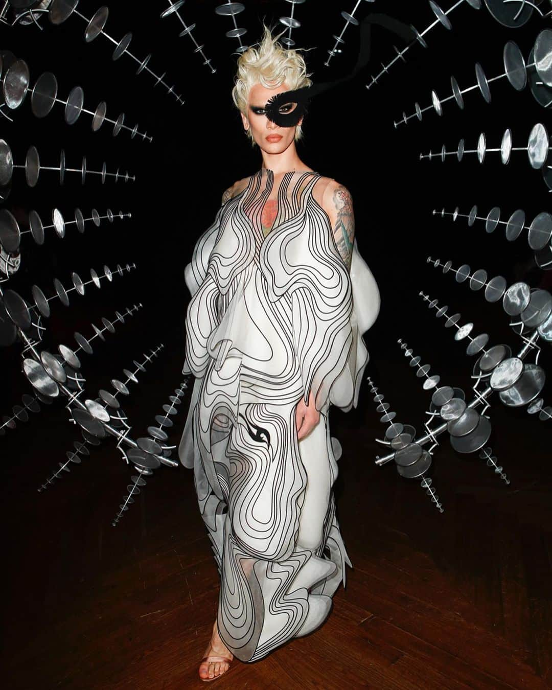 Iris Van Herpeさんのインスタグラム写真 - (Iris Van HerpeInstagram)「Enchanting Miss Fame looking graceful at the 'Hypnosis' Couture show ∞  #missfame #irisvanherpen #hypnosiscouture #parisfashionweek」7月14日 21時51分 - irisvanherpen