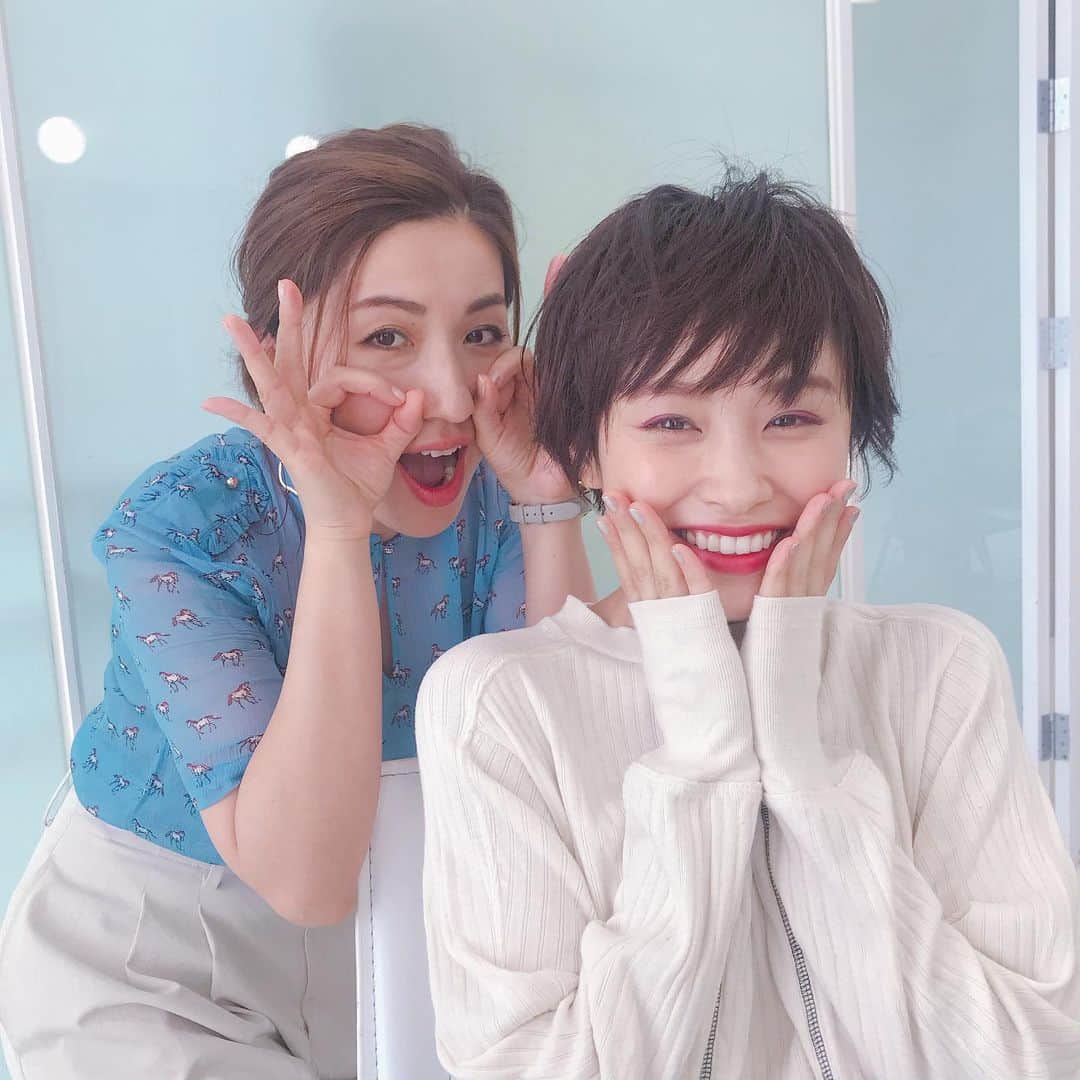 のインスタグラム：「先日の撮影で💄 @i_am_takahashi ちゃんと💕_  いつお会いしても、ステキな空気感の方で、今回も笑顔溢れるメイクルームでした〜😆💋_  そして、可愛すぎ〜😍💄_  #撮影 #ビューティー #steady #ステディ #高橋愛 ちゃん」