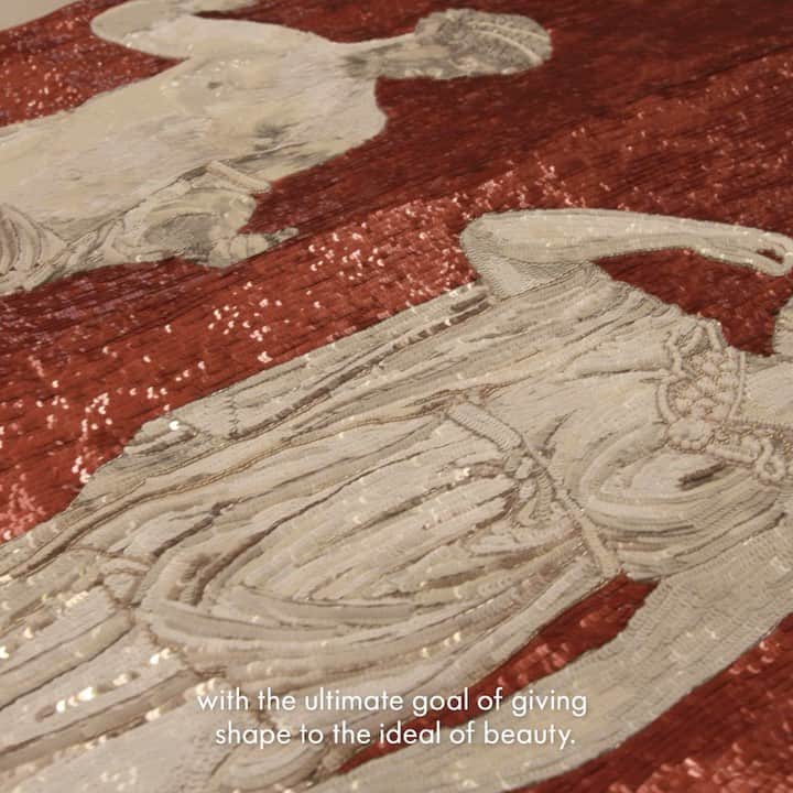 のインスタグラム：「A tribute to femininity and sensuality, the female Greek deities are represented on this shimmering kimono exactly in the same way that artists of Ancient Greece would have depicted them, with the ultimate goal of giving shape to the ideal of beauty.  Special thanks to Regione Siciliana - Parco Archeologico e Paesaggistico della Valle dei Templi di Agrigento and Comune di Agrigento.  #DGAltaModa #DGFattoAMano #DGLovesSicily #DolceGabbana」