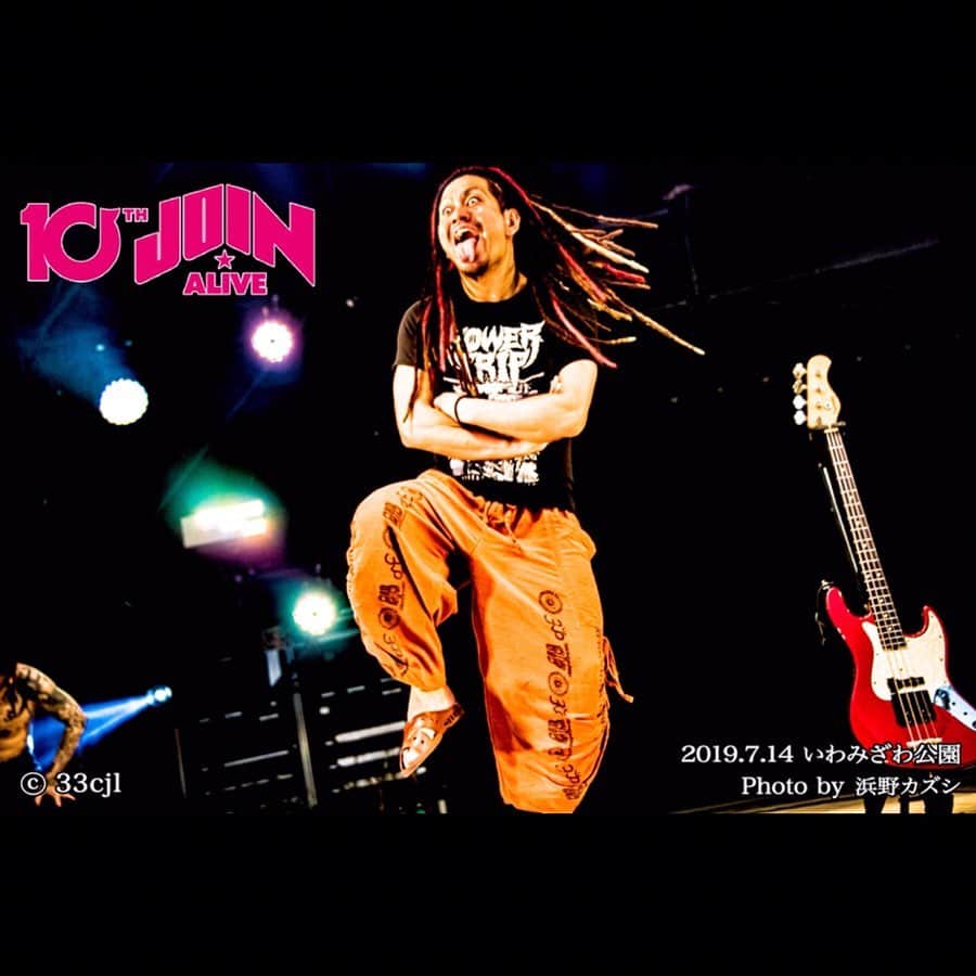 のインスタグラム：「本日7月14日(日)は北海道いわみざわ公園にて開催のJOIN ALIVE 2019への出演でした！﻿ ﻿ 小高い丘に向かって広がる、北の大地感溢れる会場に集まった腹ペコ達の願いが天に届き、雨もホルモンのライブの間落ちてくるのを我慢してくれました！﻿ ﻿ ナヲちゃんの「亮ナヲ姉弟の母親キャサリン令子は北海道出身なので、我々も北海道は地元と思ってますー！」の言葉でがっちりジョインしたホルモンと腹ペコが丘の上までヘドバンで埋め尽くす様はまさに圧巻でした。﻿ ﻿ 後半戦では、「この場にいる人には小さなお子様も含めて全員で一体になって欲しい！」﻿ というダイスケはんの想いにより、小さなお子様まで含めての強制「膣ジャンプ」講座を開催。﻿ からの久々の「my girl」の演奏で、文字通り会場は一体となって北の大地に「膣!」の叫び声とジャンプが刻み込まれました！﻿ ﻿ 最初から最後まで沸きに沸いたJOIN ALIVE2019、ジョインして頂いた皆様、ありがとうございました！﻿ ﻿ 本日の写真は10枚！是非ともご覧下さい！﻿ ﻿ byミミカジル テラ﻿ ﻿ #マキシマムザホルモン﻿ #JA19﻿ #JOINALIVE」