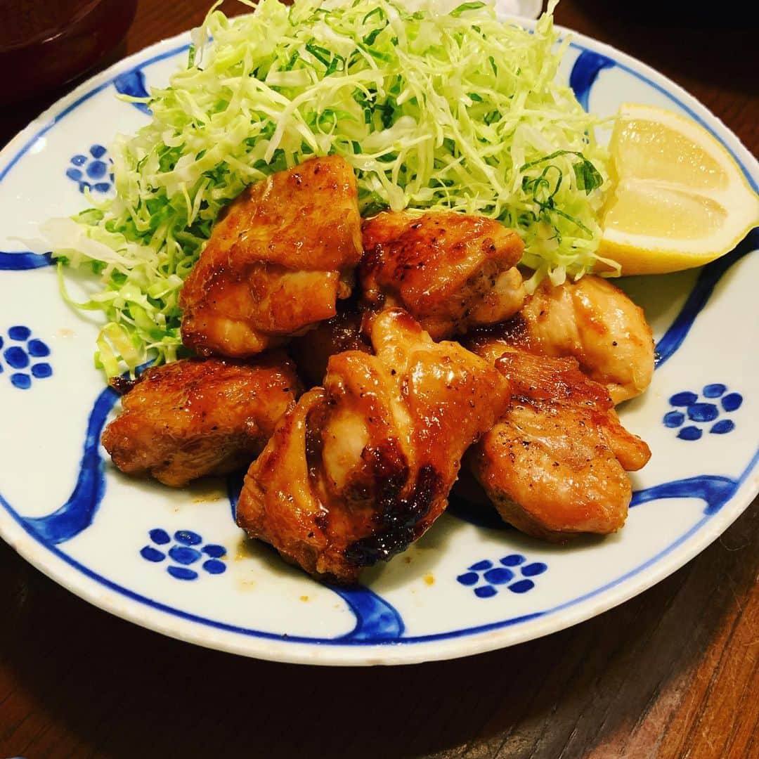 志摩有子さんのインスタグラム写真 - (志摩有子Instagram)「メインは美味しい鷄モモ肉でガリバタチキン。千切りキャベツには大葉も混ぜて。白飯に合う合う。 #ガリバタチキン #定食屋風 @shinanoya.gotanda9320」7月14日 21時57分 - ariko418