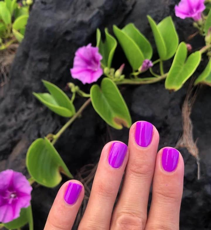 OPIさんのインスタグラム写真 - (OPIInstagram)「One perfect manicure, with flowers to match! @gopolished is wearing #PositiveVibesOnly from our newest collection 💜⁠ ⁠ #purplenails #nailpolish #opi #vacationnails #neon #purple #vacation #weekend #vibes」7月14日 22時00分 - opi