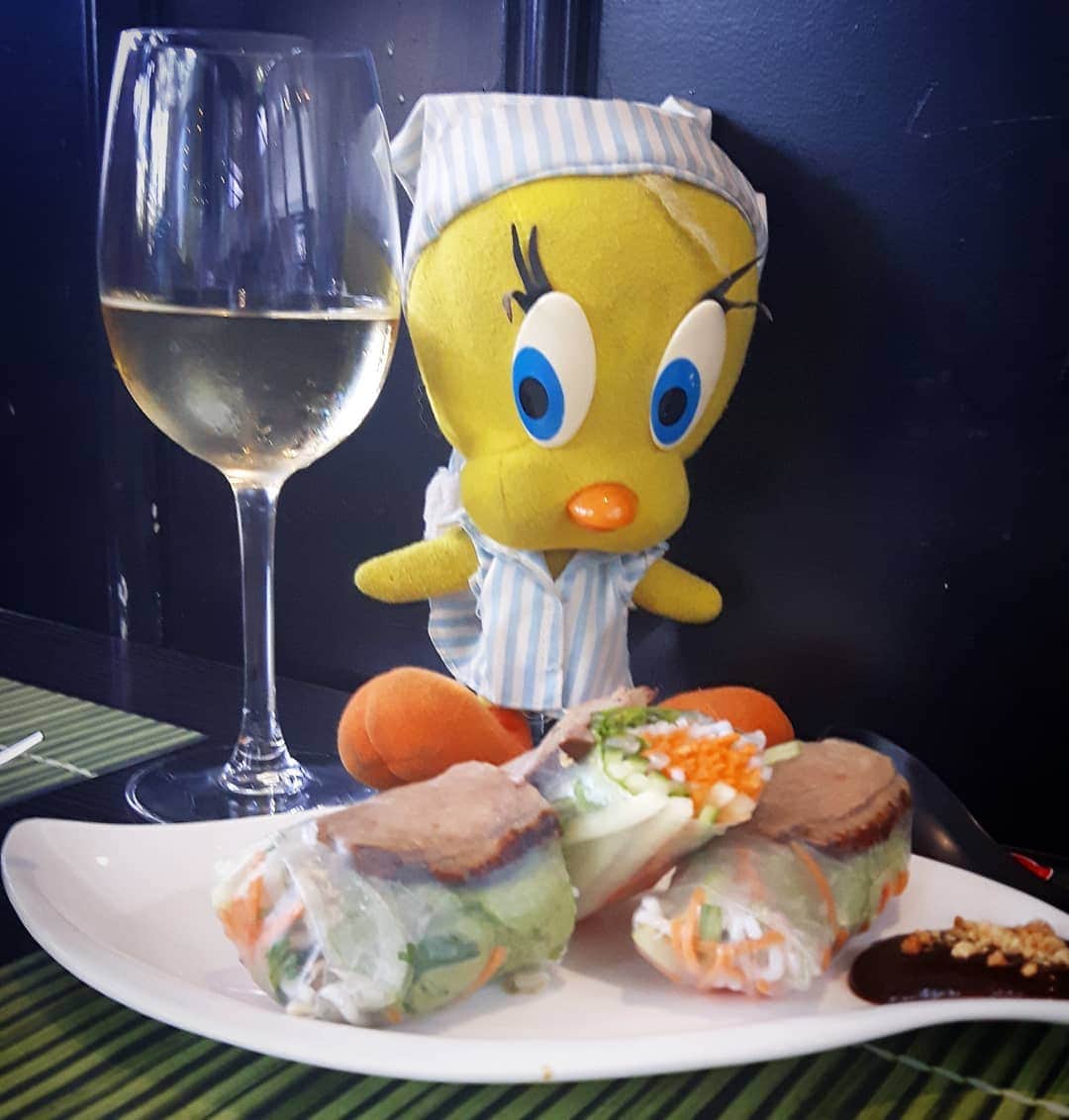 Little Yellow Birdさんのインスタグラム写真 - (Little Yellow BirdInstagram)「Rice paper rolls with duck; a yummy lunch to mentally prepare me for a new week.. #littleyellowbird #tweety #tweetykweelapis #adventures #yellow #bird #weekend #sunday #lunch #vietnamesefood #vietnamese #springrolls #ricepaperrolls #duck #food #goodfood #wine #whitewine #stuffedanimalsofinstagram #plushiesofinstagram」7月14日 22時13分 - tweetykweelapis