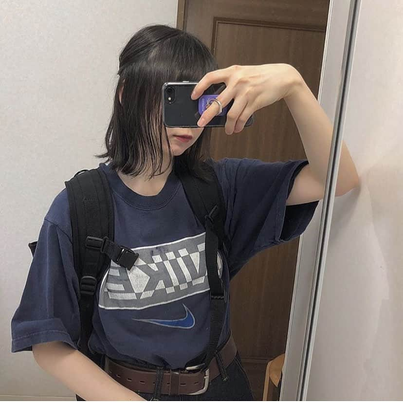 古着女子さんのインスタグラム写真 - (古着女子Instagram)「＼Tシャツコーデ／﻿﻿  大きめのロゴが入ったTシャツがポイントのコーデ🌱  NIKEのロゴと、文字がシンプルコーデにワンポイント加えてくれています💓  ネイビーのトップスと濃い色味のデニムを合わせる時は、ベルトはブラウンがおすすめ☝️  少し明るい色を足すことで、全体が暗い印象になってしまうのを防いでくれます🙌  髪はハーフアップにして、メンズライクなコーデでも少し女の子らしさが入って可愛らしい印象になります🌷 ﻿﻿ ﻿﻿ 🏡古着女子がプロデュースする古着ショップを紹介🏡﻿﻿﻿ ・9090ナインティナインティ @9090s_ 👖👟﻿﻿﻿ ・ひとくち ﻿ @o0_hitokuchi_ 🐻🍯﻿﻿ ﻿﻿﻿ ﻿﻿﻿ 🌼公式LINE@→@furuzyo で検索🌼﻿﻿﻿ LINE@だけのお知らせや古着の疑問にも答えます！﻿﻿﻿ ﻿﻿﻿ ﻿﻿﻿ 古着を素敵に着こなしてる女性の方をRepostでご紹介させていただきます🐒写真は全てご本人様に【掲載許諾】をとっております💓﻿﻿﻿ ﻿﻿﻿ ﻿﻿﻿ @ro35ab さんありがとうございました☺️ ﻿﻿﻿﻿ #フルジョ #古着 #古着女子 #今日のコーデ #お洒落さんと繋がりたい #コーデ #古着コーデ #きょコ #ファッションコーデ #古着男子 #着回しコーデ #服好きな人と繋がりたい #古着好きと繋がりたい #ゆるコーデ #ガーリーコーデ #ガーリー #レディース古着 #スニーカー女子 #着画 #古着mix #古着好き #韓国コーデ #メンズライク #古着ファッション ﻿#ポロシャツ #チノパン #アースカラー #メンズライク」7月14日 22時08分 - furuzyo