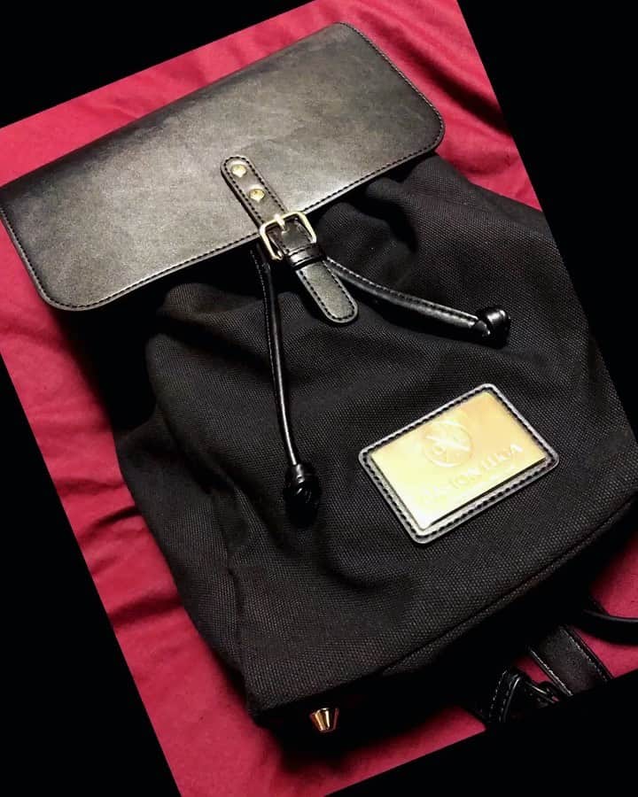 鈴木暁昇のインスタグラム：「* ◆ガストン・ルーガ バッグのご紹介 * ✨素敵なバッグ✨の紹介です。✨ガストン・ルーガ ✨は、旅先で出会ったフランス人旅行者が使用していた、機能的でスタイリッシュなデザインをテーマとしたバッグです。 * 動画のバッグもロゴのアクセントで素敵ですね。この夏ガストン・ルーガのバッグとともに出かけるのもよいですね。 * ●公式サイトで15%offディスカウントコード: gyousyou_15(期限なし) * ●公式オンラインストアへは@gastonlugaより簡単に飛べます。 * ●送料、返送料無料 * #GastonLuga #ガストンルーガ #バックパック #リュック#書道 #鈴木曉昇 #和 #wabisabi #calligraphy #筆文字 #artistic #beautiful #chinesecalligraphy #墨 #sumi #書法 #japan #手書き #美文字 #手書きツイート #オリンピック #Olympic #japaneseculture #日本 #chineseculture #書道パフォーマンス」