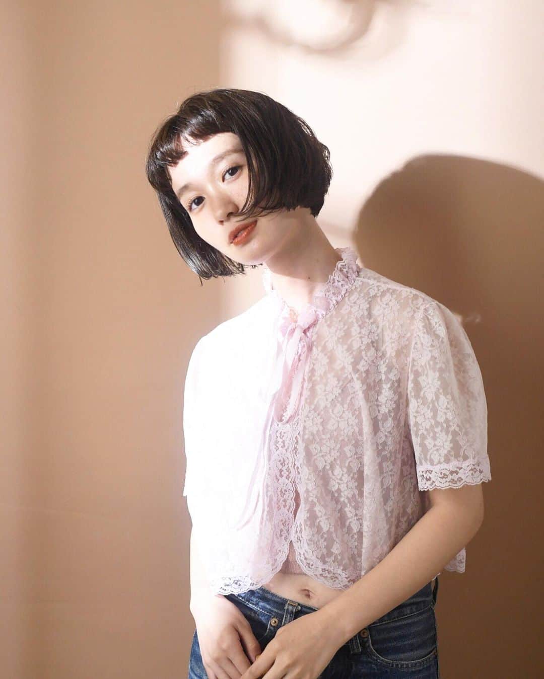のインスタグラム：「髪を切りまして♡ 襟足ギリギリまでいきました✂︎ 福岡の @switch_hair にて いつもお願いしているなおさんに @nao_0120 ありがとうございます！！！ 今回も史上最高に短いんだ。 でももっと短くしたくなってるもう チャレンジしてみたいな〜✨✨✨ 切れば切るほど短くしてみたくなっちゃうあるある そして、隈さんに写真を撮ってもらいました☺️🌷📷」