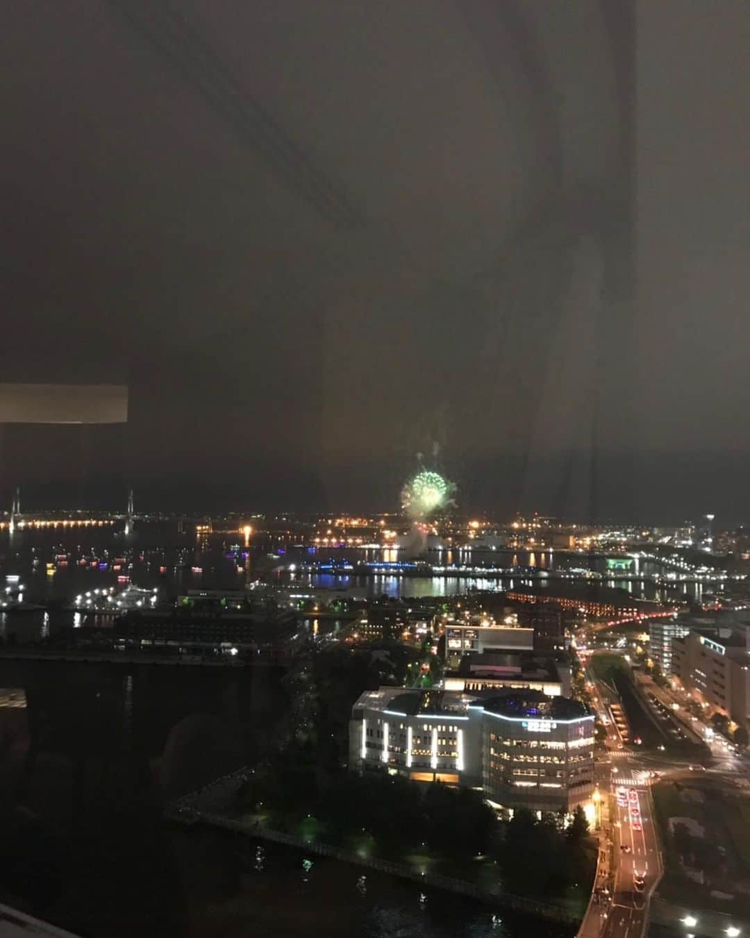 キャシー中島さんのインスタグラム写真 - (キャシー中島Instagram)「* 今日は大切なお友達と横浜の花火を見ています。 すごーーく綺麗！ ベイホテルから見る花火は素晴らしいわね🧨 でも上の方に上がると雲で見えなくて残念！ 横浜港の夜景と花火の感じがすごーーくいい❣️」7月14日 22時13分 - official_kathynakajima