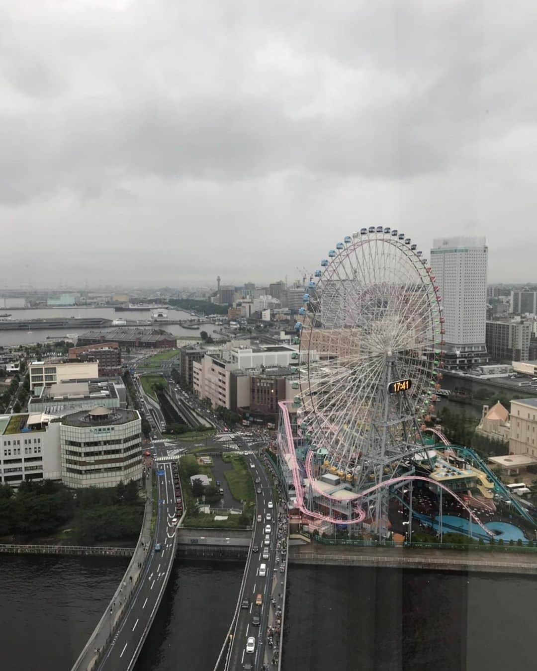 キャシー中島さんのインスタグラム写真 - (キャシー中島Instagram)「* 今日は大切なお友達と横浜の花火を見ています。 すごーーく綺麗！ ベイホテルから見る花火は素晴らしいわね🧨 でも上の方に上がると雲で見えなくて残念！ 横浜港の夜景と花火の感じがすごーーくいい❣️」7月14日 22時13分 - official_kathynakajima