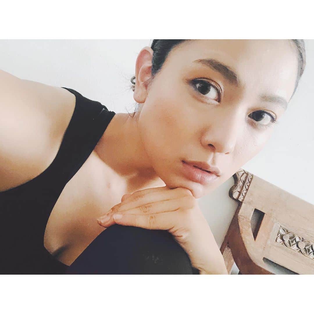 金城優華のインスタグラム：「ヒトリノキュウジツ﻿ ヒキコモリ﻿ ﻿ ﻿ なかなか出来ない贅沢な時間♥﻿ ﻿ のはずだけど﻿ ﻿ 慣れなくてソワソワ。笑」