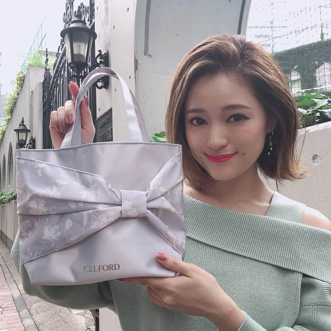 美人百花さんのインスタグラム写真 - (美人百花Instagram)「chayちゃん🥰が持っているのは、7月12日発売の美人百花8月号、特別付録『セルフォードのビッグリボントートバッグ』✨ @celford_official ・ ・ 「大きなおリボンと上品なカラーで、オシャレした日のお出かけに使いたい♡」とchayちゃんも気に入ってくれてます😻  光沢感のあるドレッシーなルックスが自慢のこちらのバッグ、内側はリボンと同じ花柄をあしらった凝った仕様なんです🎀また、しっかりとマチが取ってあるので収納力があり、使い勝手も抜群ですよ〜💝 ・ 通勤の時のサブバックや週末のデート、友達とお食事などなど、色々なシーンでたくさん使って下さいね😘♡編集H  #chay#celford #セルフォード#ビッグリボントート#ミニバッグ#付録#チャイ ちゃんと 秋新作 撮影中#美人百花」7月14日 22時17分 - bijinhyakka