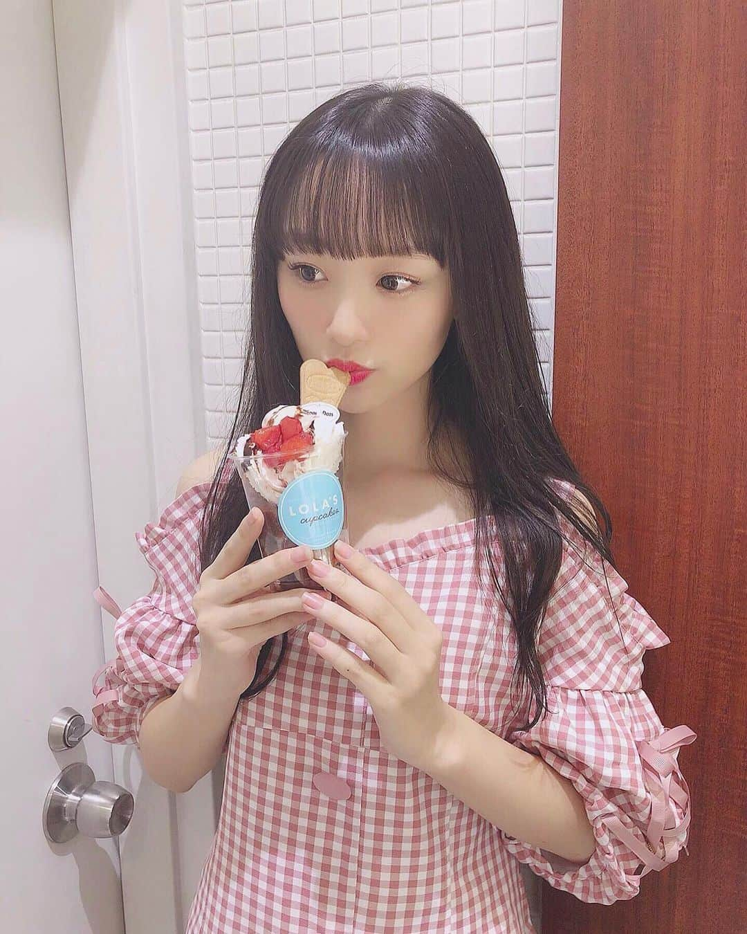 音嶋莉沙さんのインスタグラム写真 - (音嶋莉沙Instagram)「六本木ヒルズの中にあるカップケーキ屋さん🧁﻿ ハーゲンダッツのアイスとカップケーキが入ってるサンデーを食べたよ🍨﻿ ﻿ 美味しかったぁ😋﻿ ﻿ ﻿ ﻿ ﻿ ﻿ ﻿ #六本木ヒルズ #ローラズカップケーキ #ハーゲンダッツ #リズリサ」7月14日 22時17分 - otoshima_risa