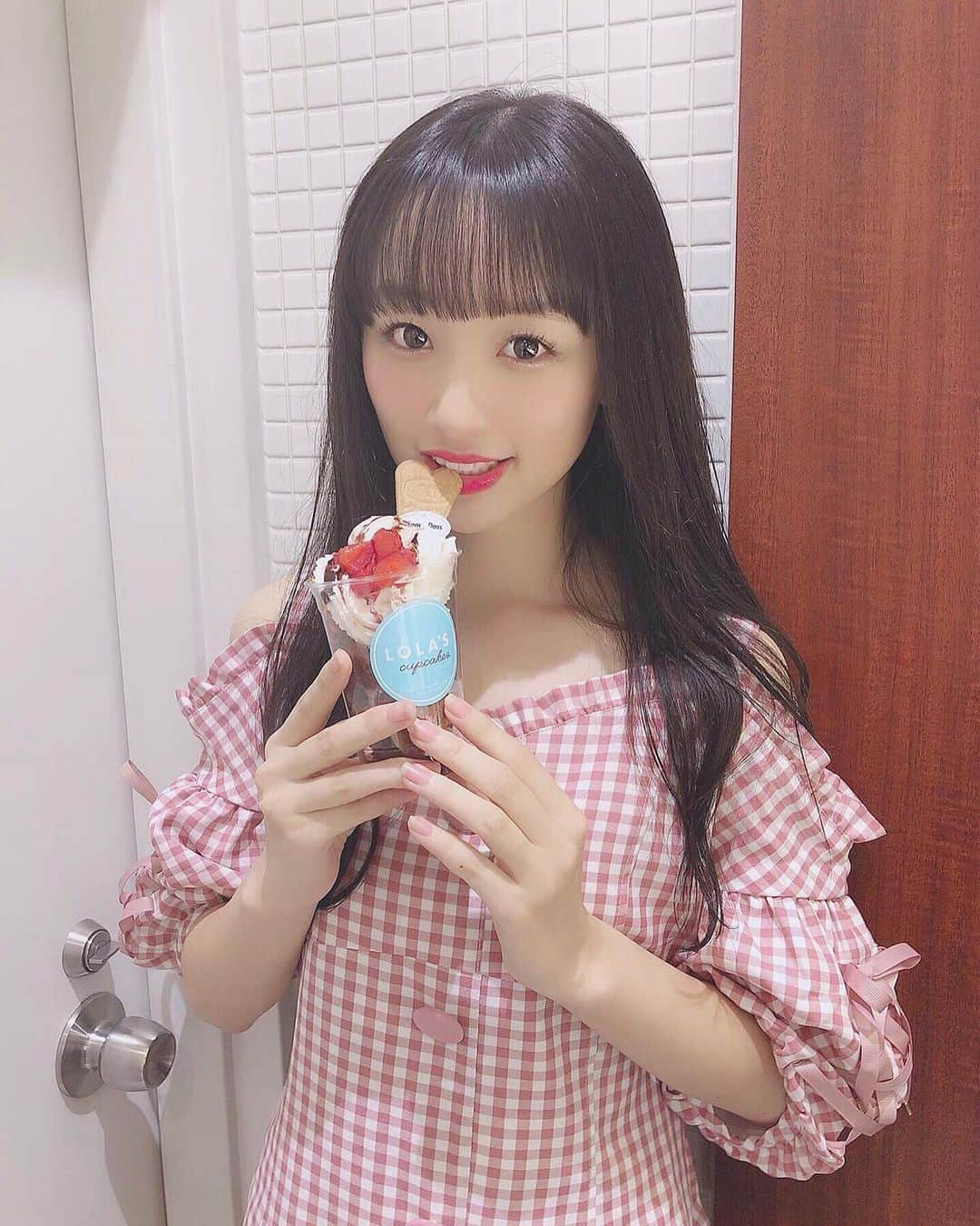 音嶋莉沙さんのインスタグラム写真 - (音嶋莉沙Instagram)「六本木ヒルズの中にあるカップケーキ屋さん🧁﻿ ハーゲンダッツのアイスとカップケーキが入ってるサンデーを食べたよ🍨﻿ ﻿ 美味しかったぁ😋﻿ ﻿ ﻿ ﻿ ﻿ ﻿ ﻿ #六本木ヒルズ #ローラズカップケーキ #ハーゲンダッツ #リズリサ」7月14日 22時17分 - otoshima_risa