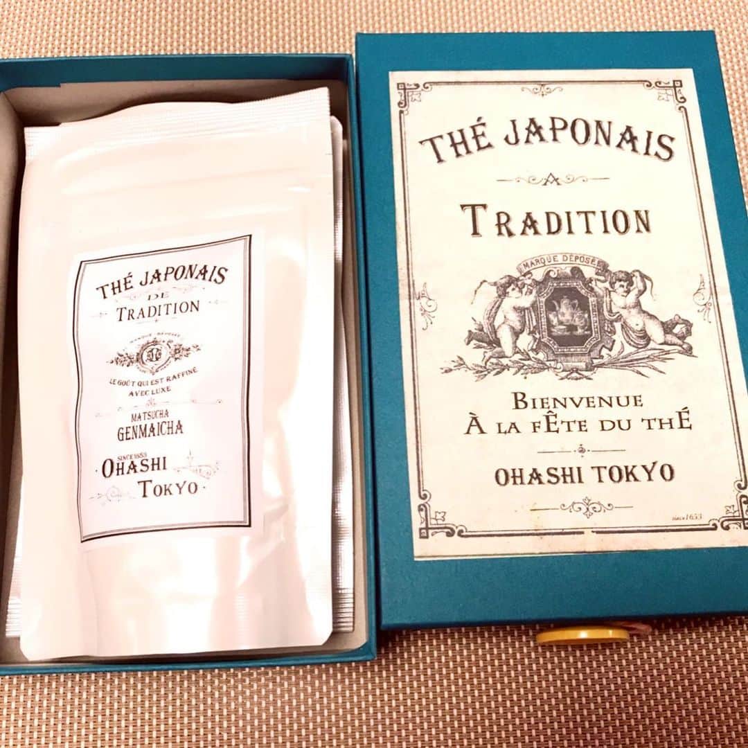 加藤美和さんのインスタグラム写真 - (加藤美和Instagram)「Look at what’s inside the cute box! Japanese tea and Matcha chocolate🍵🍫 #box #follow #followme #me #summer #happy #blue #japanese #tea #greentea #chocolate #matcha #japan #culture #bilingual #english #mc #フォローミー #パッケージ #箱 #日本茶専門店 #お茶 #日本茶 #日本 #抹茶  #チョコレート #バイリンガル #アナウンサー #司会 #司会者」7月14日 22時17分 - miwakato_