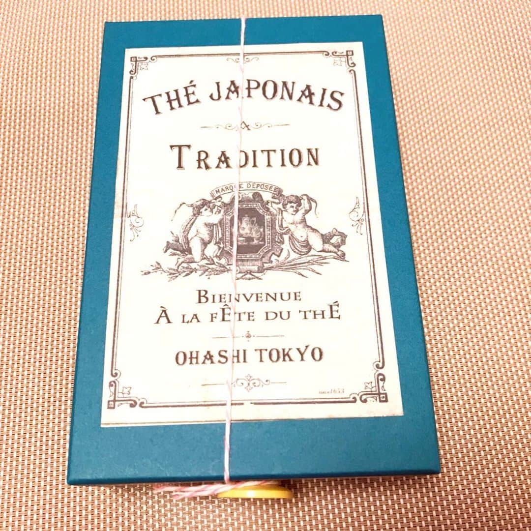 加藤美和さんのインスタグラム写真 - (加藤美和Instagram)「Look at what’s inside the cute box! Japanese tea and Matcha chocolate🍵🍫 #box #follow #followme #me #summer #happy #blue #japanese #tea #greentea #chocolate #matcha #japan #culture #bilingual #english #mc #フォローミー #パッケージ #箱 #日本茶専門店 #お茶 #日本茶 #日本 #抹茶  #チョコレート #バイリンガル #アナウンサー #司会 #司会者」7月14日 22時17分 - miwakato_