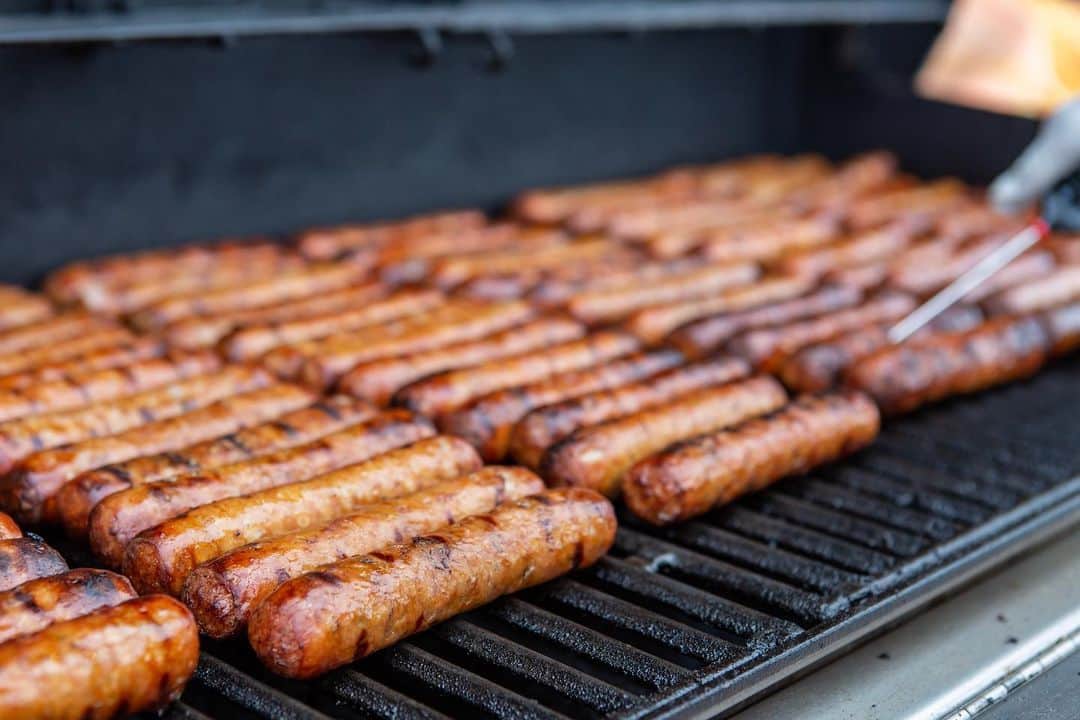ジョンソンヴィルのインスタグラム：「See those perfectly grilled brats? Those were grilled by the Goose Lake Firefighters themselves. We had a great time crashing their first annual #BBQ Contest with hot off the #BigTasteGrill food and some good ol’ #Johnsonville swag. #CrashingCookouts #sausage #summergram #summergrilling #grillingseason」