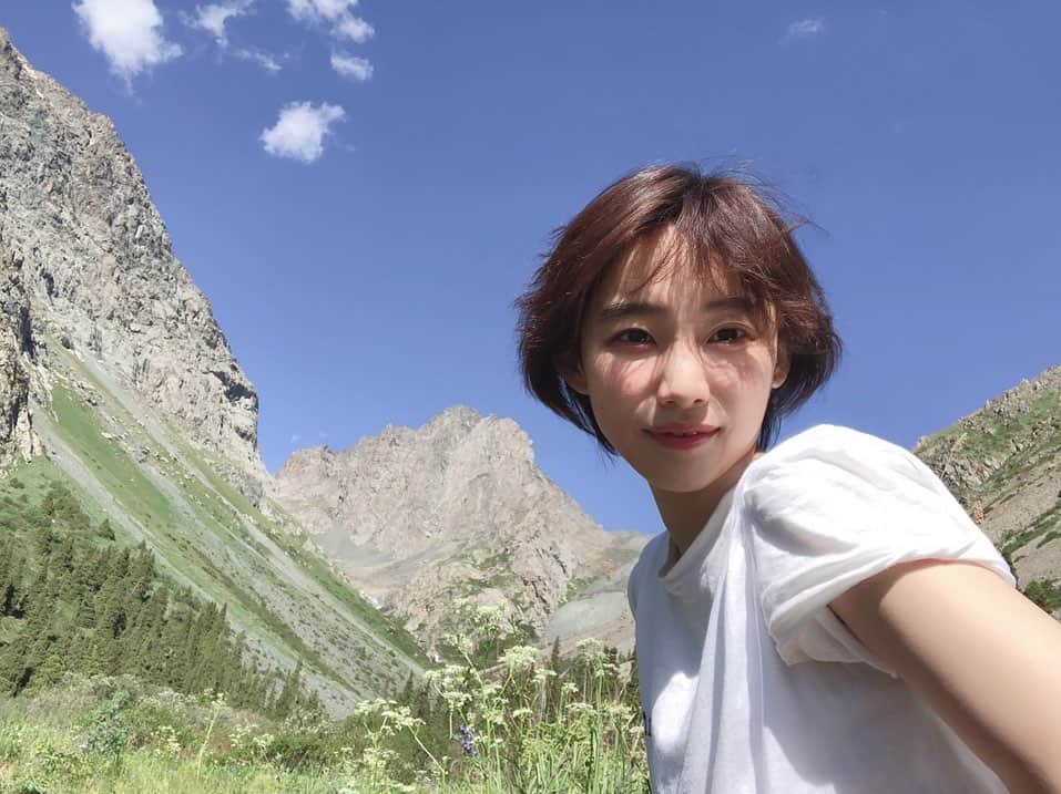 Baekのインスタグラム：「1日目 Lake Ala-kul という湖に訪れれ旅の1日目です！ Ala-kul passというコースは標高最高で3900mの山々を３つ超える全部で3日かかるコースになりました。1泊目は山を登り始めて夜は山の中のユルトという木と布で作られた小さなお家で泊まりました。昼はとても暑く、30度を超える気温でしたが、夕方から明け方にかけては白い息が出るほどとでも寒かったです。冬のダウンを着てても寒かったです！夜中にユルトに野生動物がぶつかってきて本当に怖かったんです！」