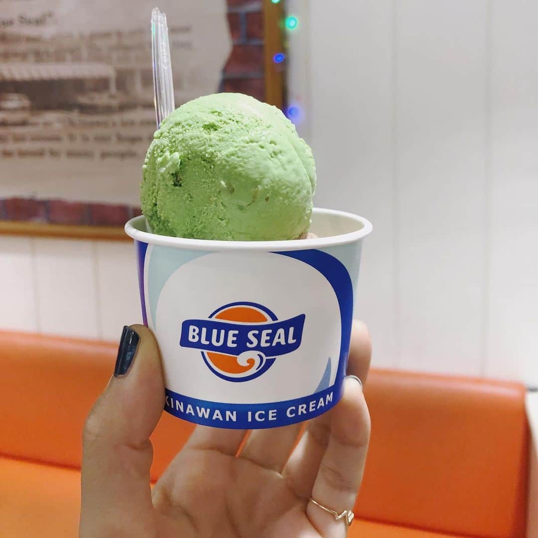 松本瞳のインスタグラム：「. ピスタチオとチョコを頂きました🤤🍦 #連日のアイス #blueseal」