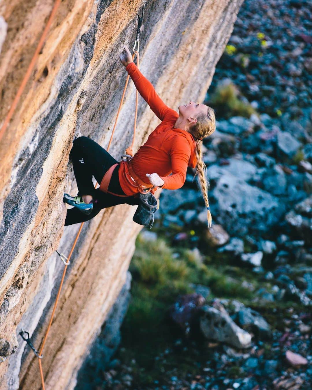 エミリー・ハリントンのインスタグラム：「📸 @jacopolarcher 🙌 // Creating new routes and climbing existing ones 👊🍭 // We’ve been camping out a bit at The Shady Wall - home to incredible rock and some gems established by @7aescueladescalada @chadurif & @joshlrsn 🙏🥰❤️ Thanks you guys!!! // @thenorthface_climb」