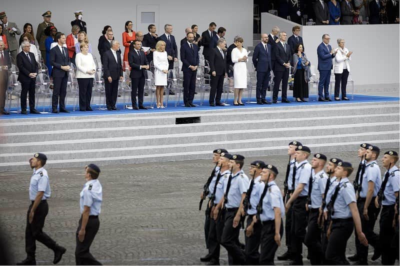 アンゲラ・メルケルさんのインスタグラム写真 - (アンゲラ・メルケルInstagram)「Militärparade in Paris: Zum französischen Nationalfeiertag #14Juillet empfängt Frankreichs Präsident @emmanuelmacron Kanzlerin Merkel und andere europäische Partner in #Paris. „Ich sehe das als eine große Geste in Richtung der europäischen Verteidigungspolitik“, sagt die Kanzlerin. An der Parade nahmen heute auch rund 190 Soldatinnen und Soldaten der @bundeswehr teil. --- Military parade in Paris: French President #Macron receives Chancellor #Merkel and other European partners on the French National Day. Merkel: This is a great gesture in the direction of the European defence policy. About 190 German soldiers took part in the parade today.」7月14日 22時31分 - bundeskanzlerin