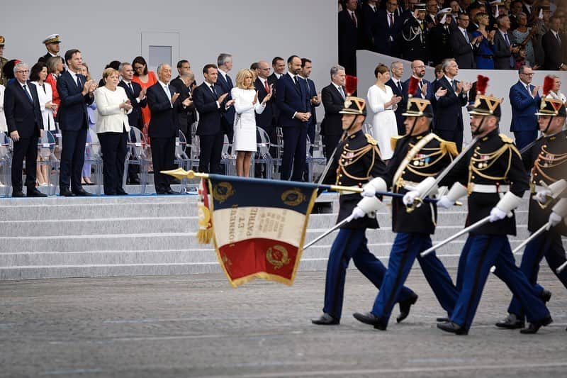 アンゲラ・メルケルさんのインスタグラム写真 - (アンゲラ・メルケルInstagram)「Militärparade in Paris: Zum französischen Nationalfeiertag #14Juillet empfängt Frankreichs Präsident @emmanuelmacron Kanzlerin Merkel und andere europäische Partner in #Paris. „Ich sehe das als eine große Geste in Richtung der europäischen Verteidigungspolitik“, sagt die Kanzlerin. An der Parade nahmen heute auch rund 190 Soldatinnen und Soldaten der @bundeswehr teil. --- Military parade in Paris: French President #Macron receives Chancellor #Merkel and other European partners on the French National Day. Merkel: This is a great gesture in the direction of the European defence policy. About 190 German soldiers took part in the parade today.」7月14日 22時31分 - bundeskanzlerin